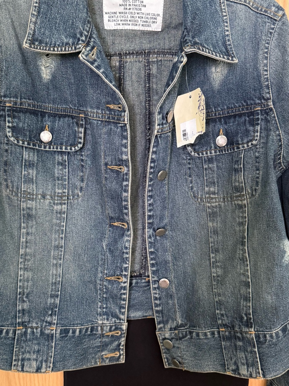Comfort Denim Jacket with Button Front - Light Blue Wash